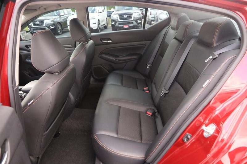 Nissan Altima Vehicle Image 10