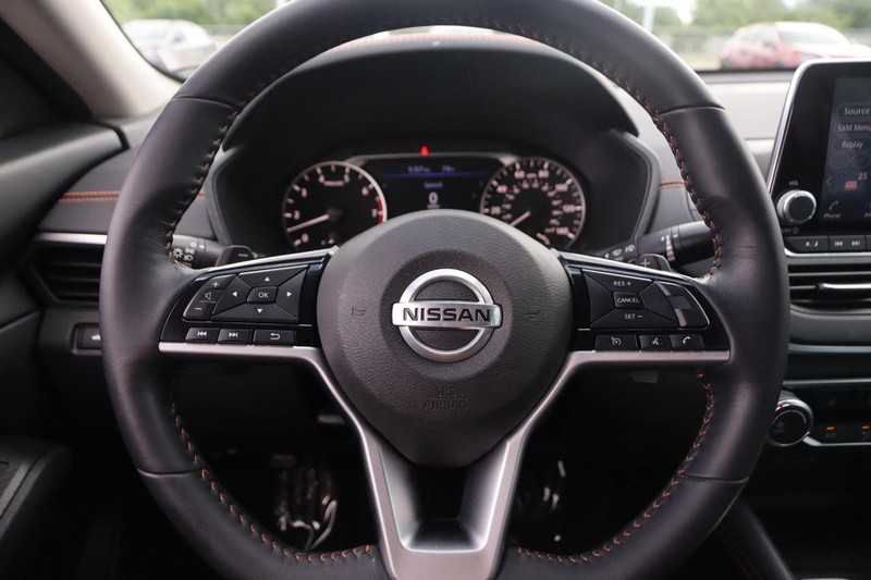 Nissan Altima Vehicle Image 11
