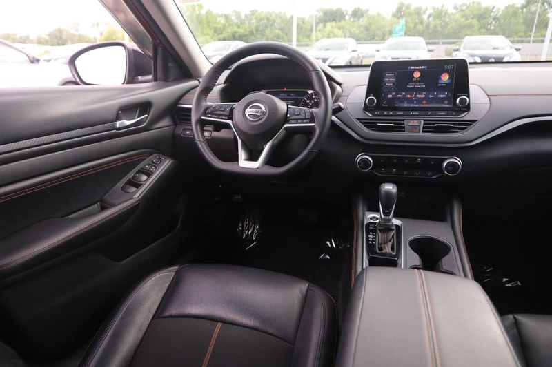 Nissan Altima Vehicle Image 21