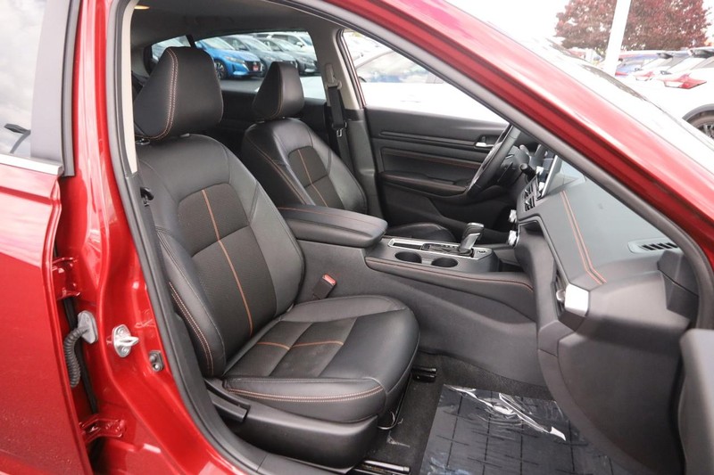Nissan Altima Vehicle Image 25