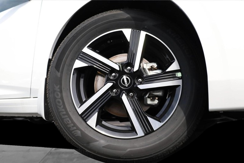 Nissan Sentra Vehicle Image 03