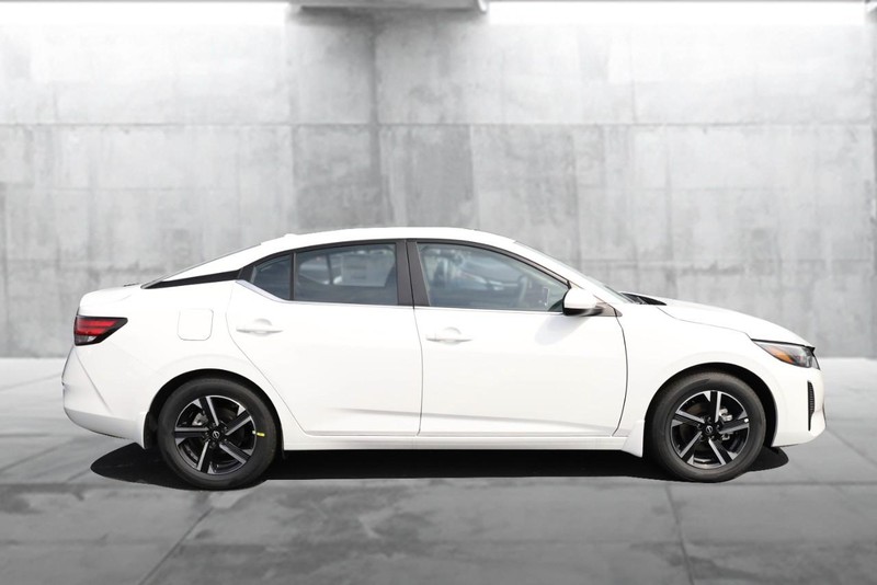 Nissan Sentra Vehicle Image 05