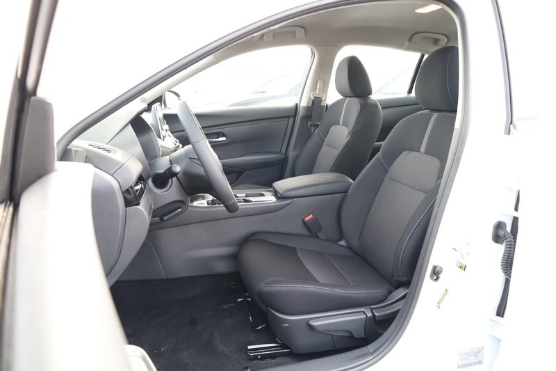 Nissan Sentra Vehicle Image 08