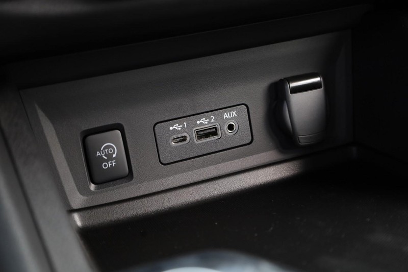 Nissan Sentra Vehicle Image 14