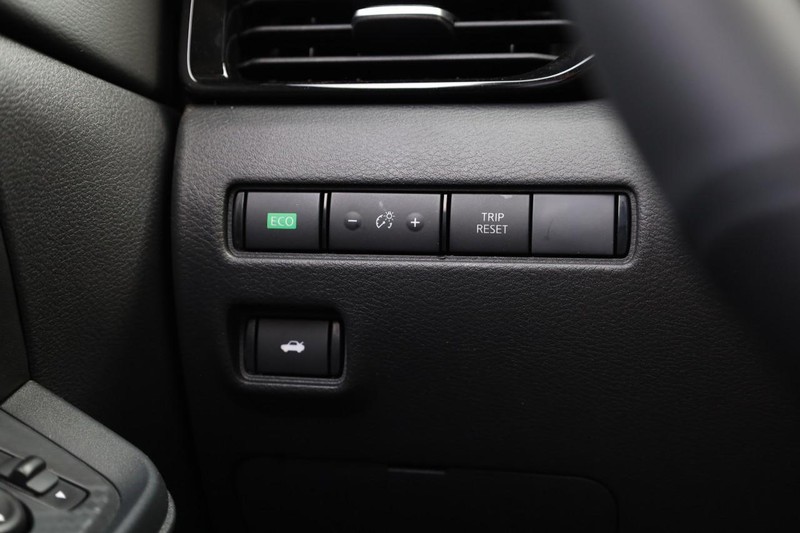 Nissan Sentra Vehicle Image 18