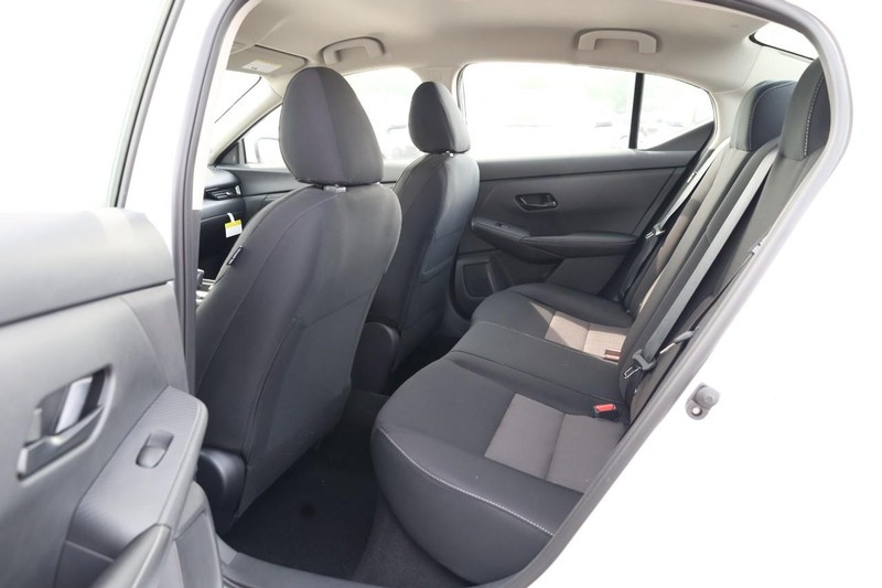 Nissan Sentra Vehicle Image 19