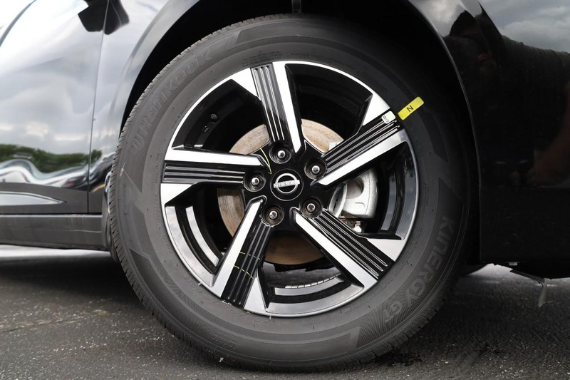 Nissan Sentra Vehicle Image 04