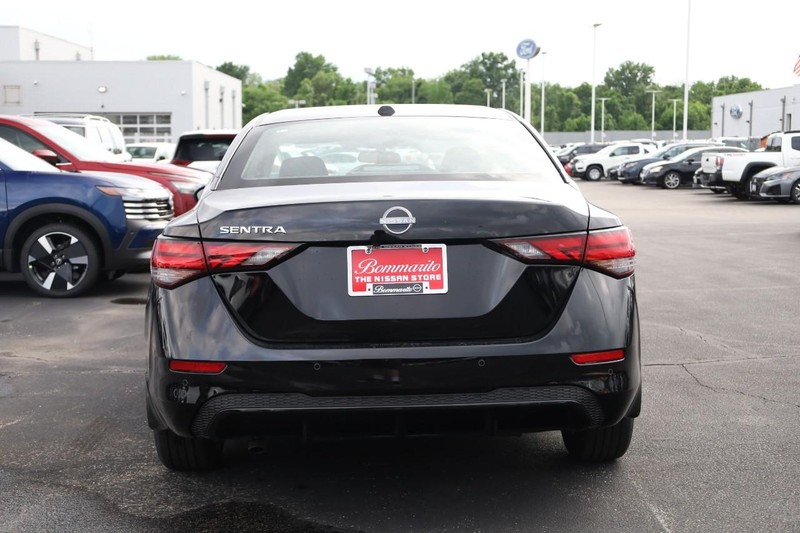 Nissan Sentra Vehicle Image 07