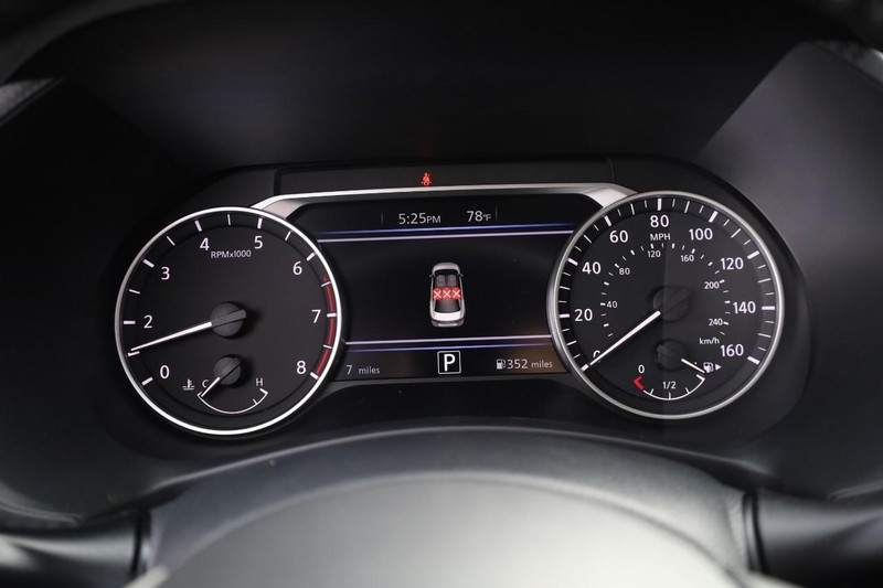 Nissan Sentra Vehicle Image 11