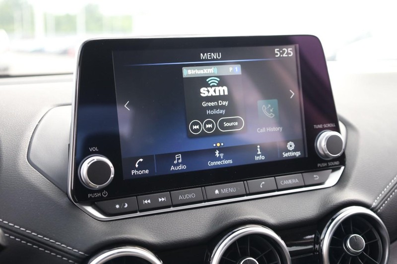 Nissan Sentra Vehicle Image 12