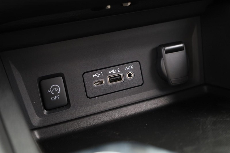 Nissan Sentra Vehicle Image 16