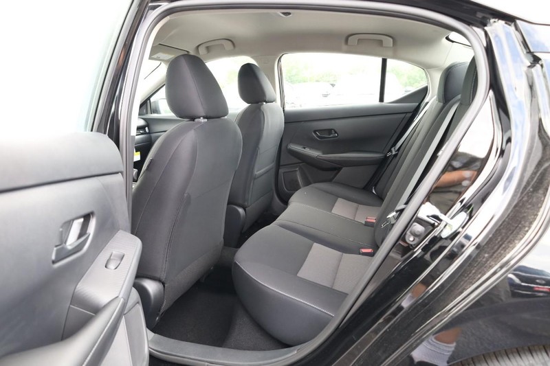 Nissan Sentra Vehicle Image 21