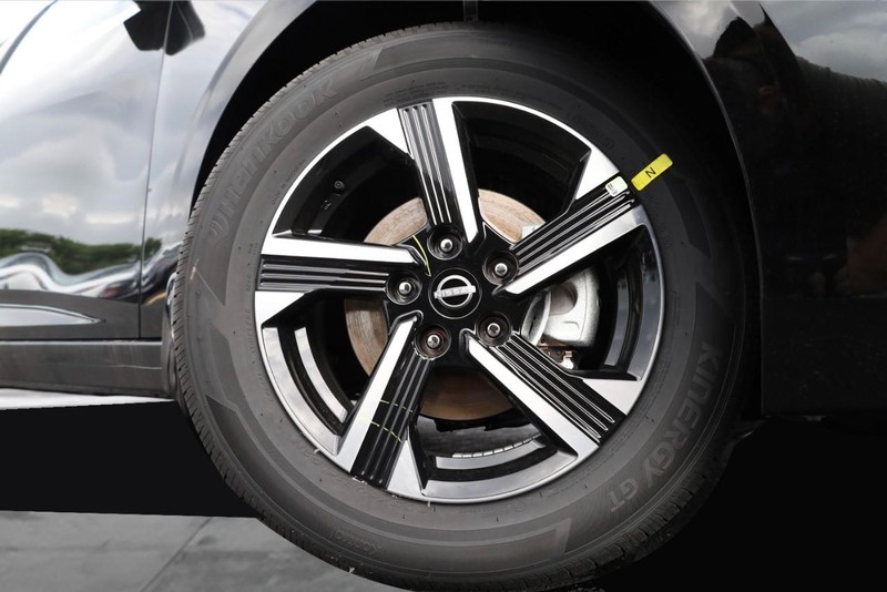 Nissan Sentra Vehicle Image 03