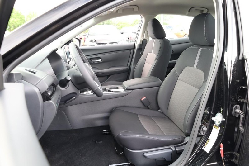 Nissan Sentra Vehicle Image 08