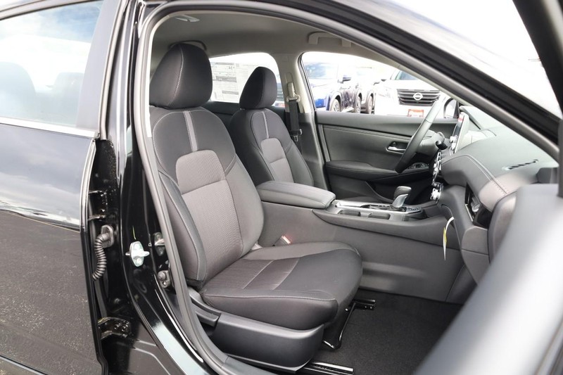 Nissan Sentra Vehicle Image 24