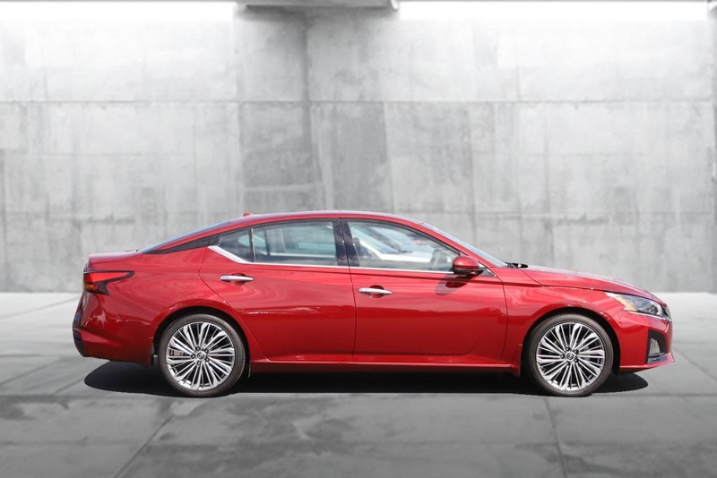 Nissan Altima Vehicle Image 05