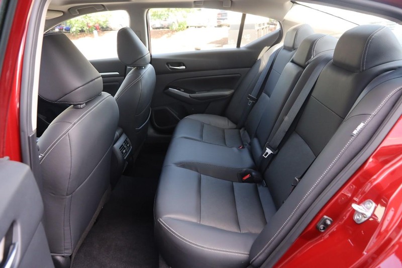 Nissan Altima Vehicle Image 09