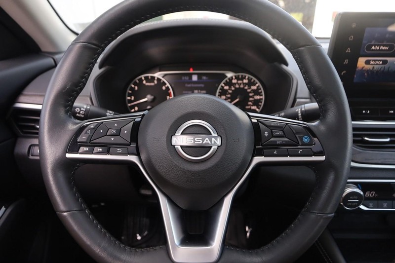 Nissan Altima Vehicle Image 10