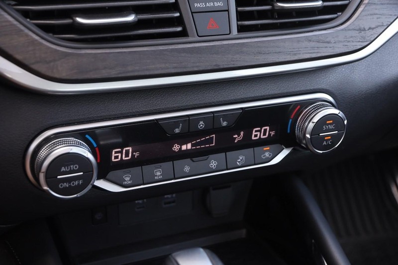 Nissan Altima Vehicle Image 16