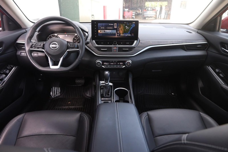 Nissan Altima Vehicle Image 18