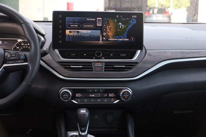 Nissan Altima Vehicle Image 21