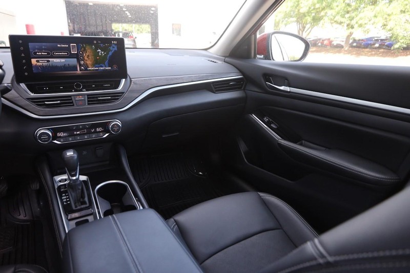 Nissan Altima Vehicle Image 22