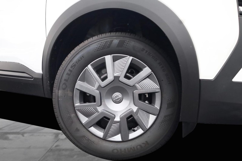 Nissan Kicks Vehicle Image 03