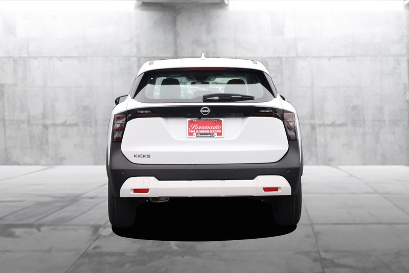 Nissan Kicks Vehicle Image 06