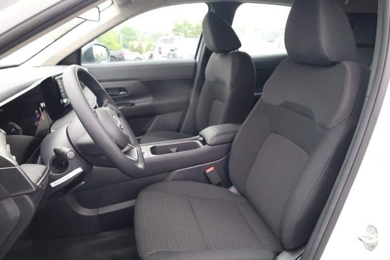 Nissan Kicks Vehicle Image 08