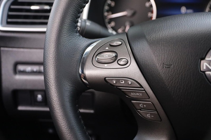 Nissan Murano Vehicle Image 11