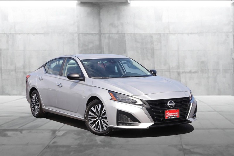 Nissan Altima Vehicle Image 02