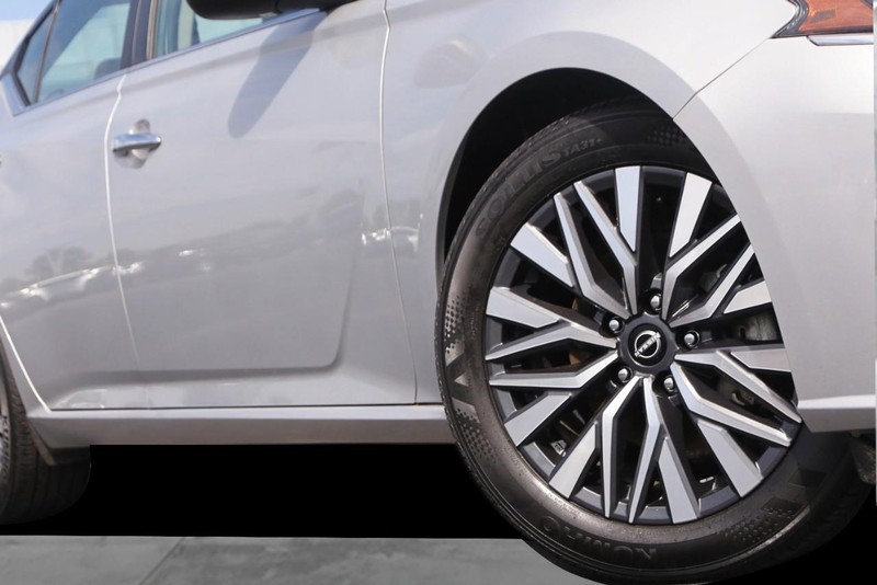 Nissan Altima Vehicle Image 03
