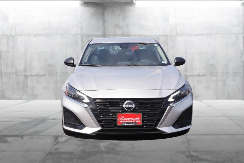 Nissan Altima Vehicle Image 04