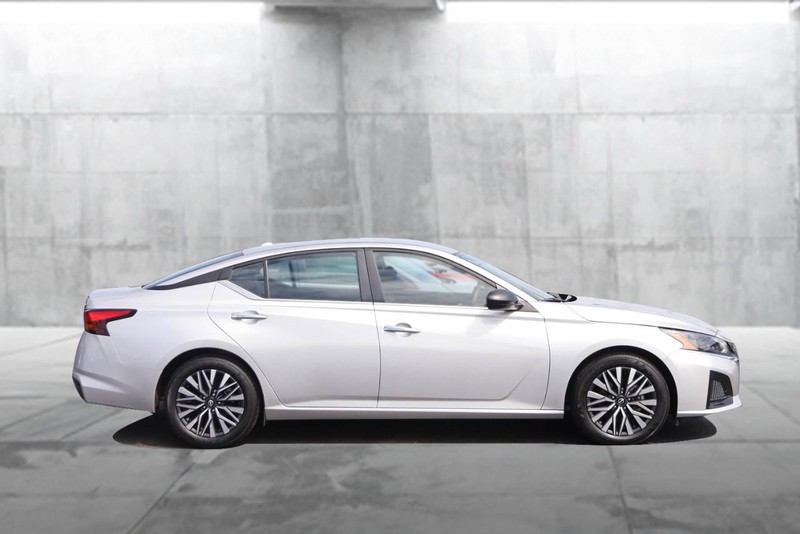 Nissan Altima Vehicle Image 05