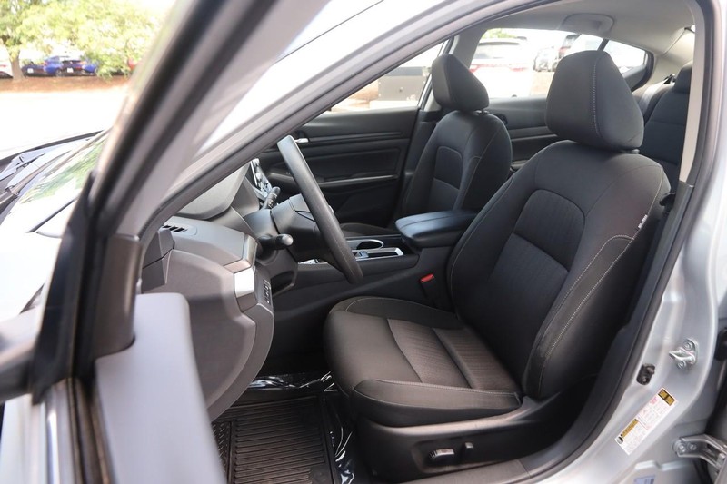 Nissan Altima Vehicle Image 08