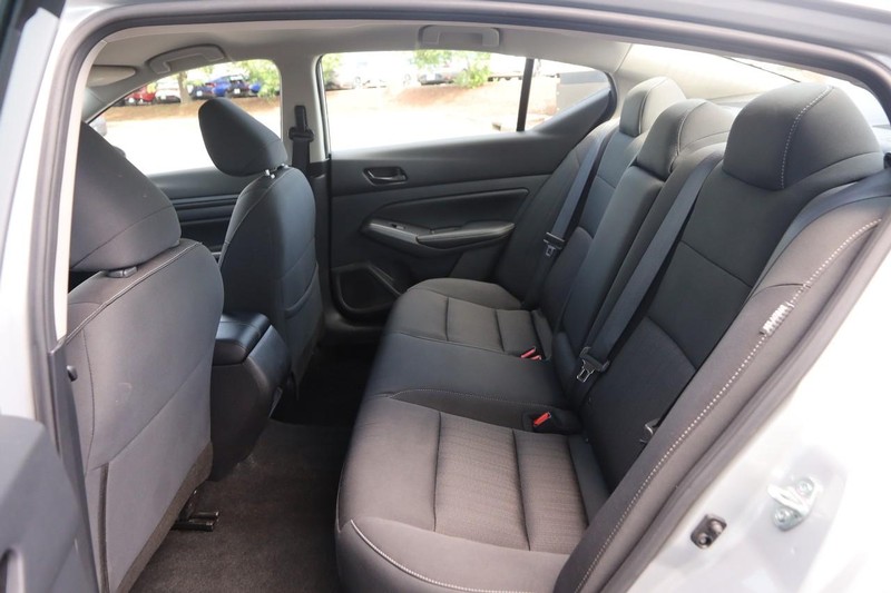 Nissan Altima Vehicle Image 09