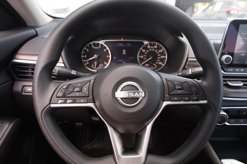 Nissan Altima Vehicle Image 10