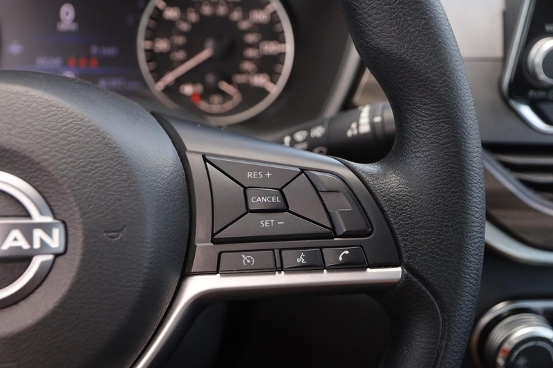 Nissan Altima Vehicle Image 12