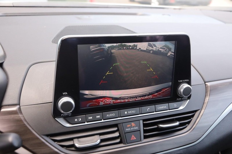 Nissan Altima Vehicle Image 16