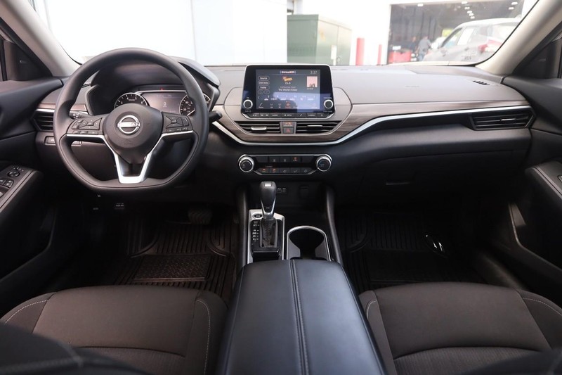 Nissan Altima Vehicle Image 19