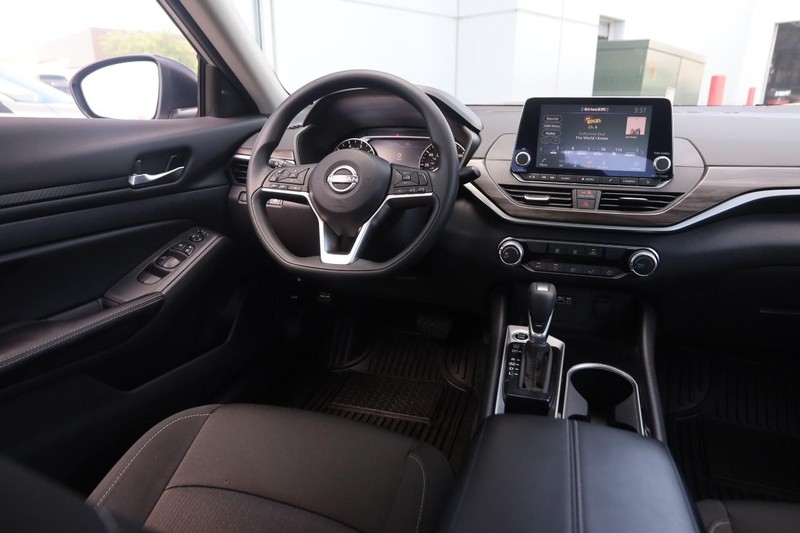 Nissan Altima Vehicle Image 20