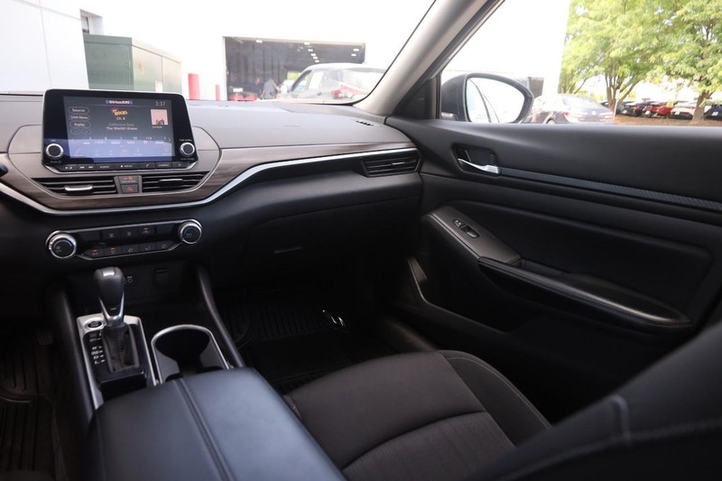 Nissan Altima Vehicle Image 22