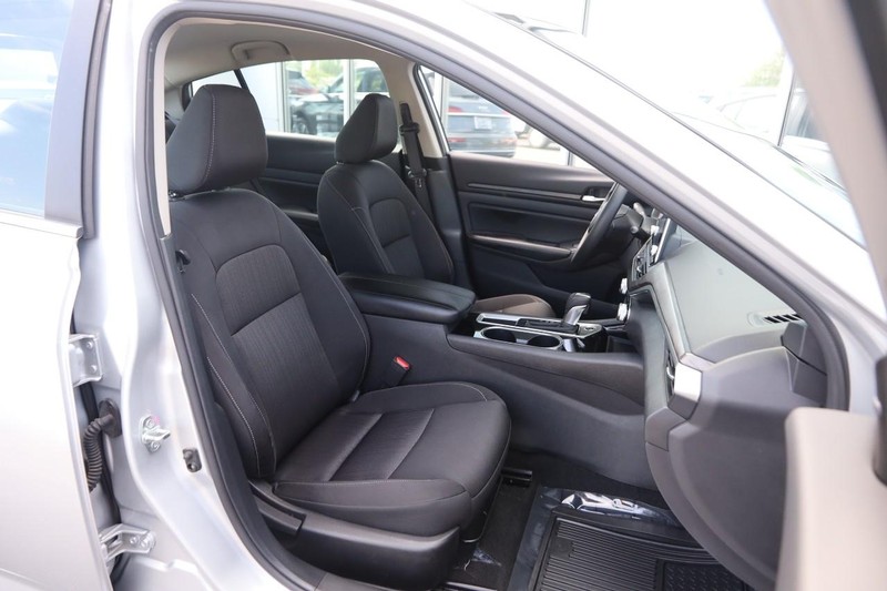 Nissan Altima Vehicle Image 23