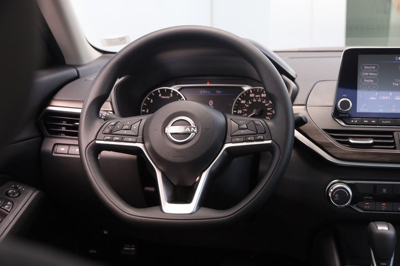 Nissan Altima Vehicle Image 25
