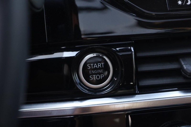 Nissan Pathfinder Vehicle Image 17