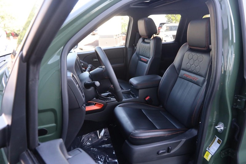 Nissan Frontier Vehicle Image 09