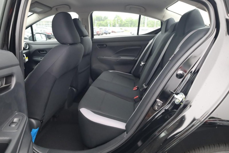 Nissan Versa Vehicle Image 09