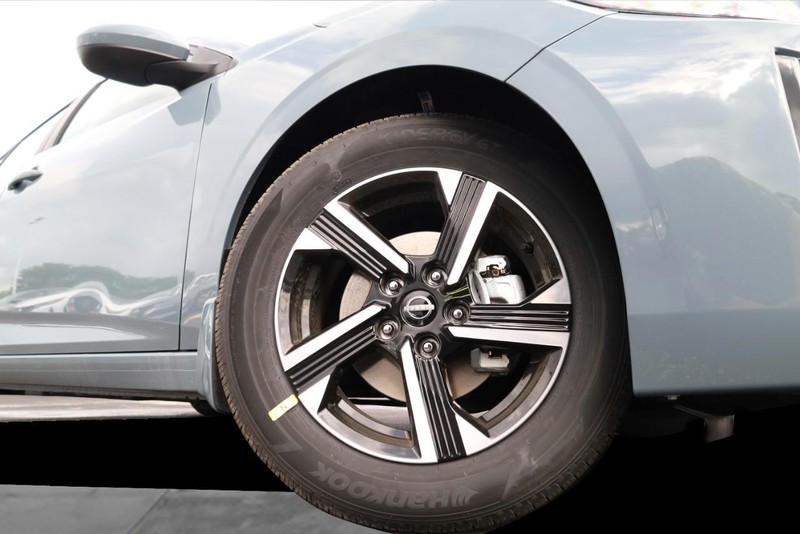 Nissan Sentra Vehicle Image 03