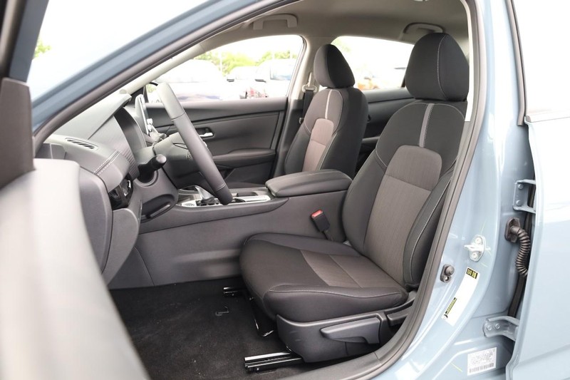 Nissan Sentra Vehicle Image 08