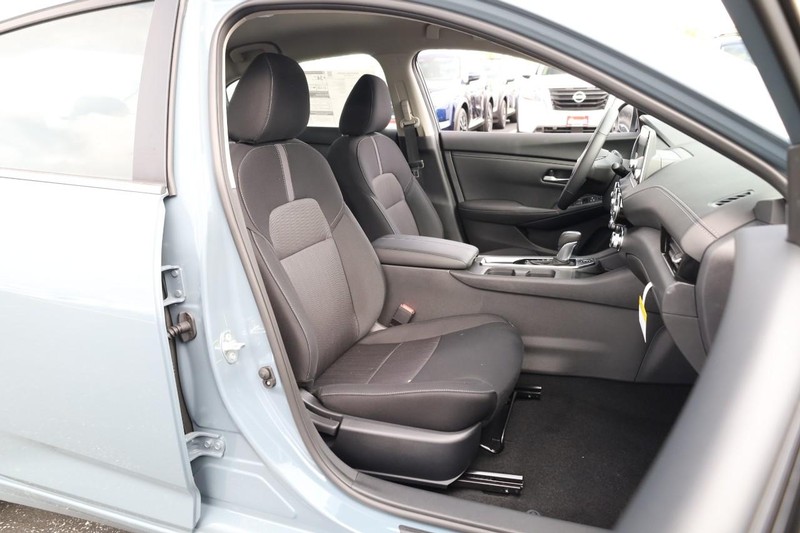 Nissan Sentra Vehicle Image 24